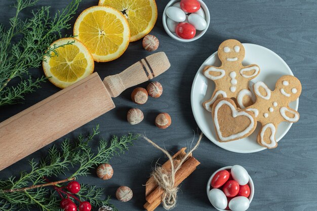 De savoureux biscuits de Noël faits maison sur du bois.