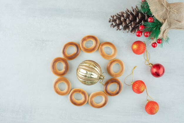 Savoureux biscuits sucrés ronds avec des boules de Noël sur fond blanc. Photo de haute qualité