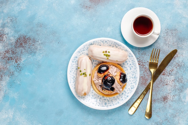 Photo gratuite de savoureux éclairs de pistache faits maison avec du chocolat blanc.