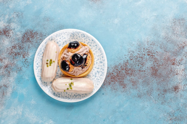 Savoureux éclairs à la pistache faits maison avec du chocolat blanc.