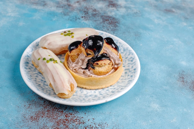 Photo gratuite savoureux éclairs à la pistache faits maison avec du chocolat blanc.