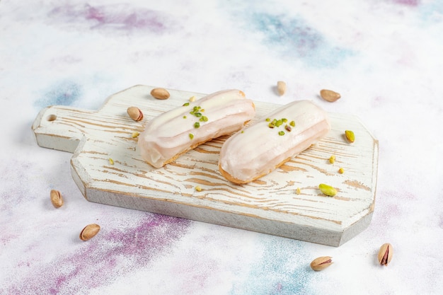 Savoureux éclairs à la pistache faits maison avec du chocolat blanc.