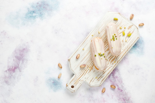 Savoureux éclairs à la pistache faits maison avec du chocolat blanc.