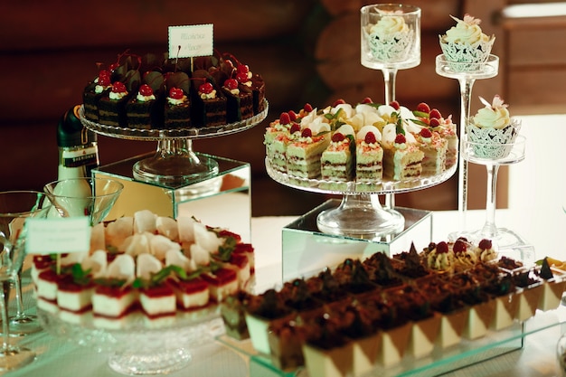 Photo gratuite savoureux fruits et gâteaux au chocolat sur des plaques de verre