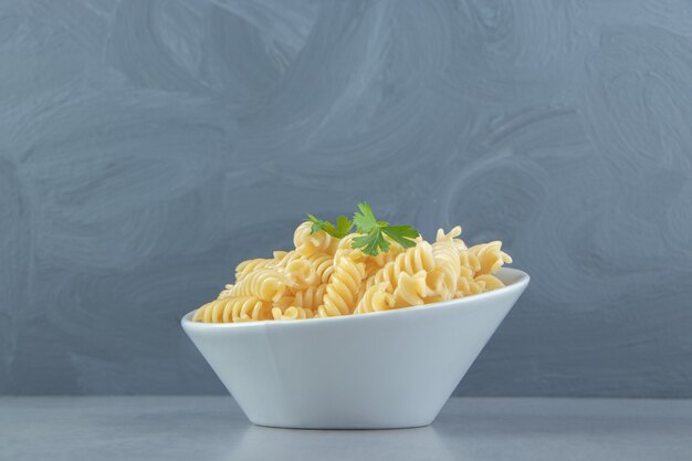 Savoureux fusilli maison dans un bol blanc.