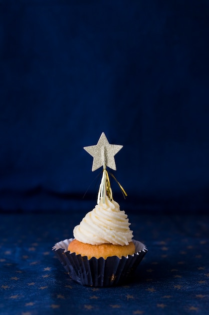 Photo gratuite savoureux gâteau à la crème au beurre et étoile