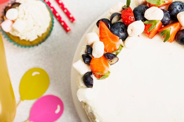 Savoureux gâteau frais avec des baies sur la table