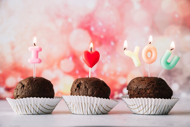 Savoureux gâteaux avec je t&#39;aime titre de bougies allumées