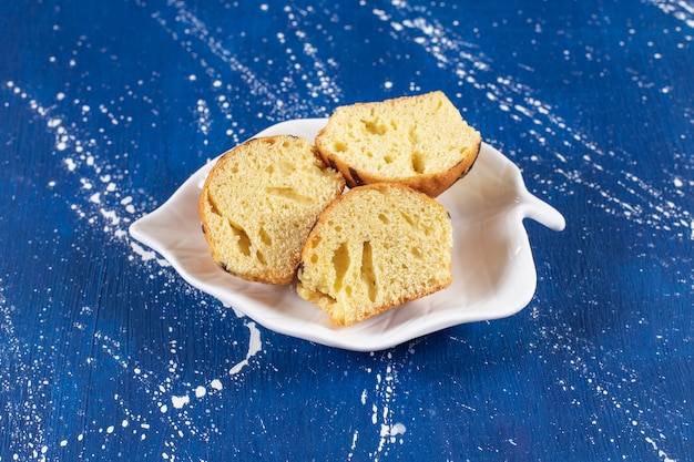 Photo gratuite de savoureux gâteaux tranchés frais placés sur une assiette en forme de feuille