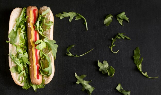 Savoureux hot-dog avec des légumes à plat