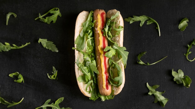 Photo gratuite savoureux hot-dog avec vue de dessus de légumes