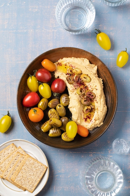 Savoureux houmous sur assiette nature morte mise à plat