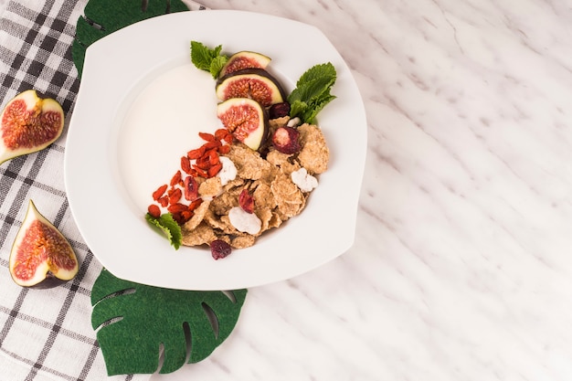 Savoureux petit déjeuner sur plaque sur fond de marbre