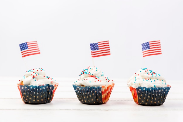 Savoureux petits gâteaux à la crème fouettée avec drapeaux américains