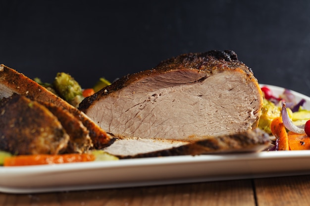 Savoureux porc de viande rôtie appétissant avec des légumes pour le jour de thanksgiving. fermer.