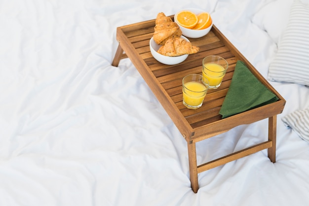 Savoureux repas sur la table du petit déjeuner sur un drap blanc