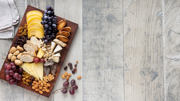 Savoureux repas sur une table avec espace de copie