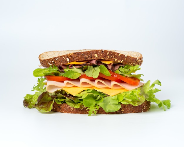 Savoureux sandwich aux légumes, jambon et fromage