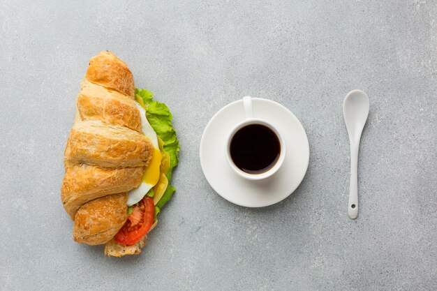 Savoureux sandwich et café