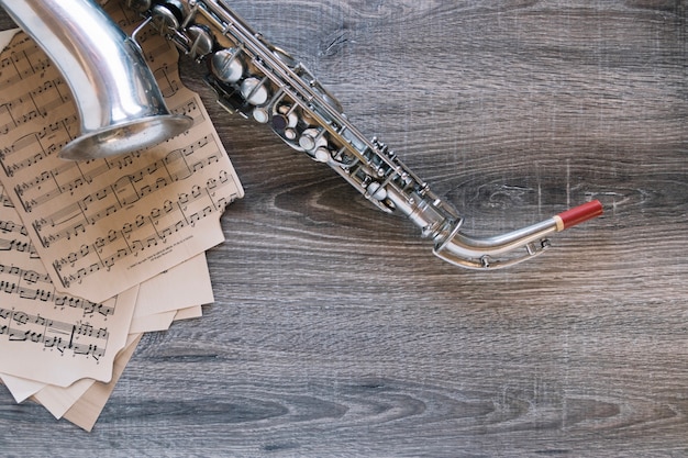 Saxophone et partitions sur table en bois