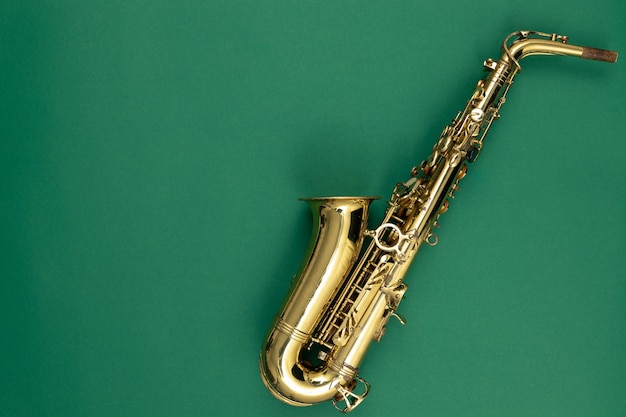 Photo gratuite saxophone sur une vue de dessus de fond vert