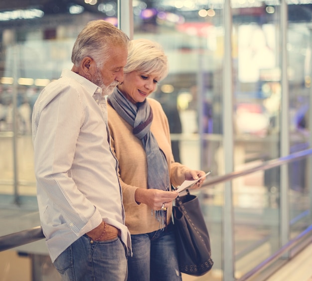 Scène de l&#39;aéroport de voyage de couple de personnes âgées