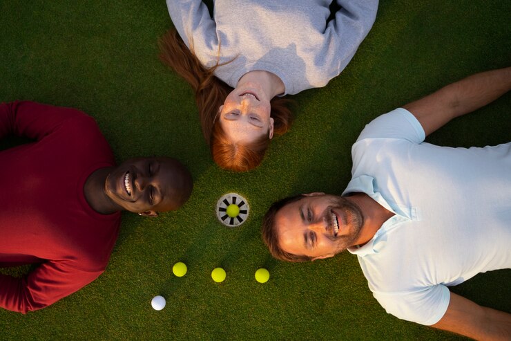 Photo gratuit scène avec des amis sur le terrain de golf