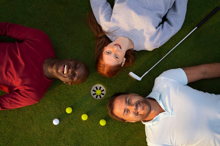 Photo gratuit scène avec des amis sur le terrain de golf