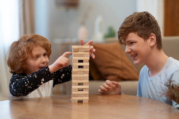 Photo gratuite une scène authentique de cousins qui traînent ensemble.