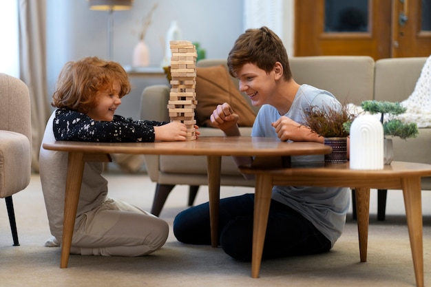 Photo gratuite une scène authentique de cousins qui traînent ensemble.