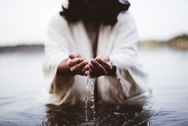 Scène biblique - de Jésus Christ buvant de l'eau avec ses mains