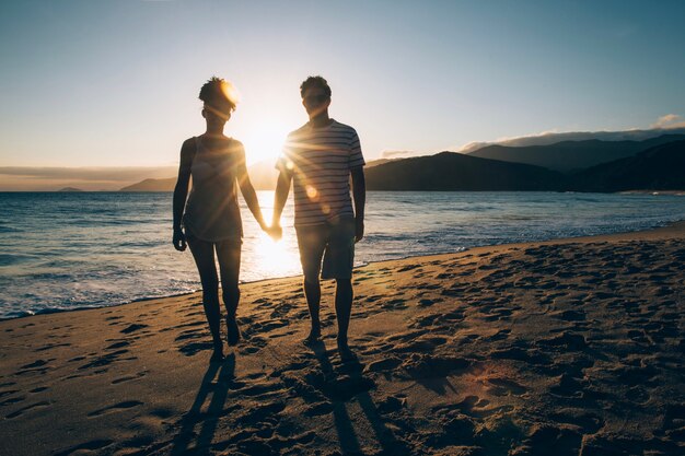 Scène de couple romantique à la plage