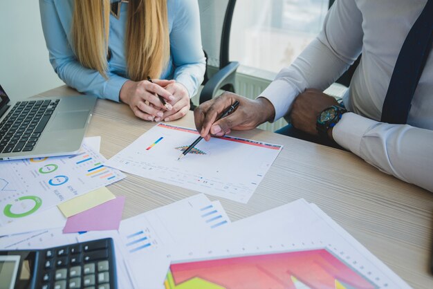 La scène du travail d&#39;équipe est proche