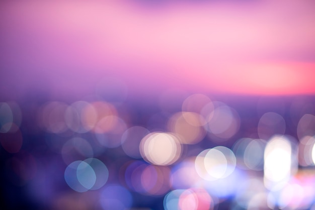 Photo gratuite scène floue de la vue de la ville la nuit