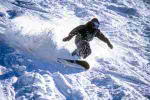 Photo gratuite scène d'hiver photoréaliste avec des gens faisant du snowboard