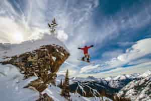 Photo gratuite scène hivernale avec des gens en snowboard