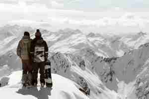 Photo gratuite scène hivernale avec des gens en snowboard