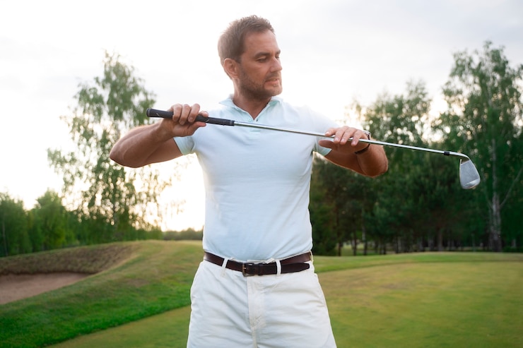 Photo gratuit scène avec un homme sur le terrain de golf