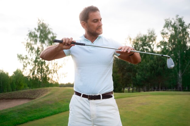 Scène avec un homme sur le terrain de golf