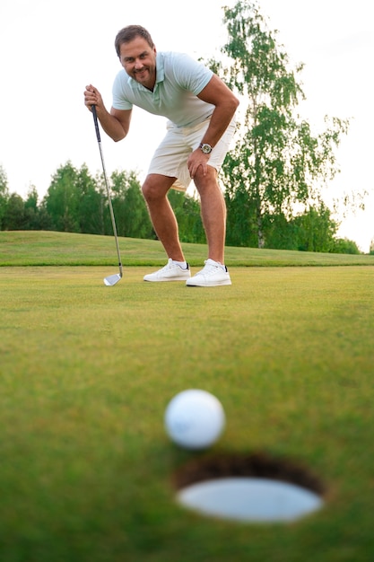 Photo gratuite scène avec un homme sur le terrain de golf