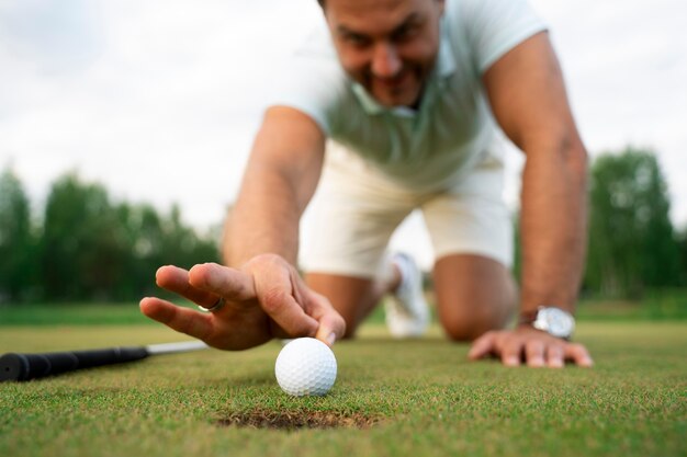 Scène avec un homme sur le terrain de golf