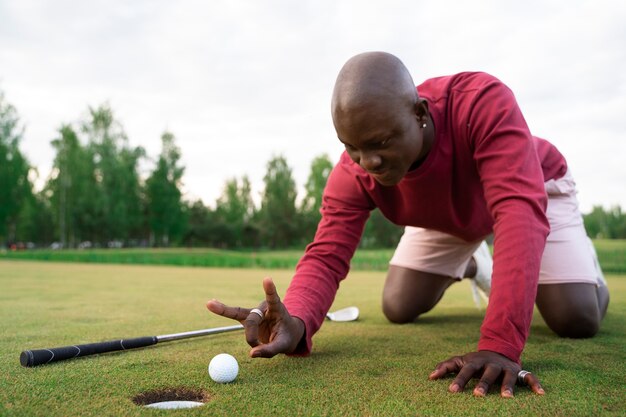 Scène avec un homme sur le terrain de golf