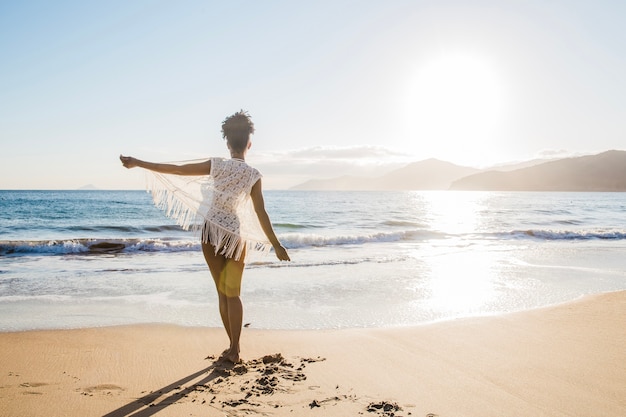 Scène de liberté de femme à la plage