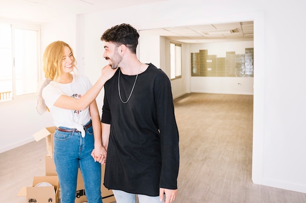 Scène en mouvement avec un couple romantique