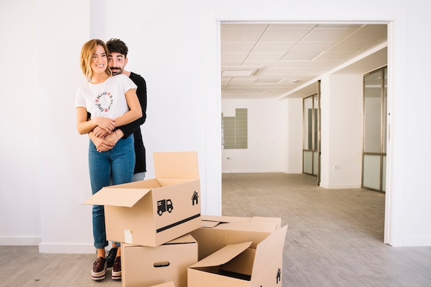 Scène en mouvement avec un jeune couple