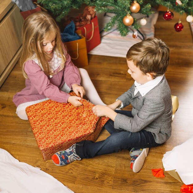 Scène de Noël avec un garçon et une fille