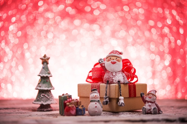 Photo gratuite scène de noël avec le père noël et bonhomme de neige