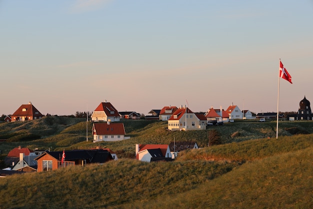 Photo gratuite scène pittoresque de maisons blanches sur la colline à lonstrup, danemark