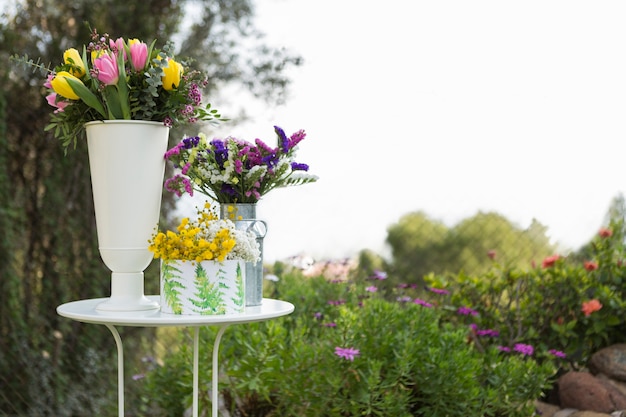 scène de printemps de table avec des vases