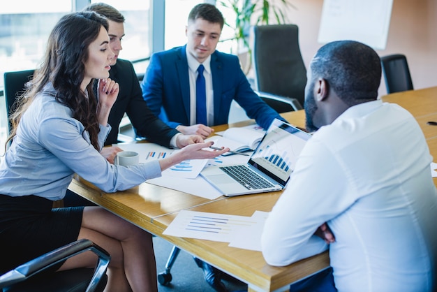 Photo gratuite scène de réunion d'affaires